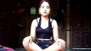 Gadis Asmara Dari Assam Membuka Pakaian Dalam Video Solo Yang Menggoda