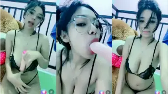 Gadis Mata Indah Mengulum Mainan Seks Saat Siaran Langsung