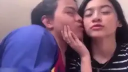 Pasangan Mesra Berduaan Di Kamar Kos Yang Panas