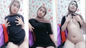 Ukhti Berjilbab Tampil Sensual Dan Menggoda Di Live Streaming Terbaru